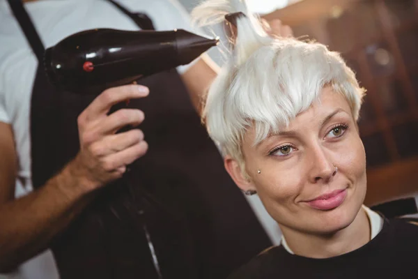 Usmívající Žena Dostává Její Vlasy Vysuší Kadeřnictví — Stock fotografie