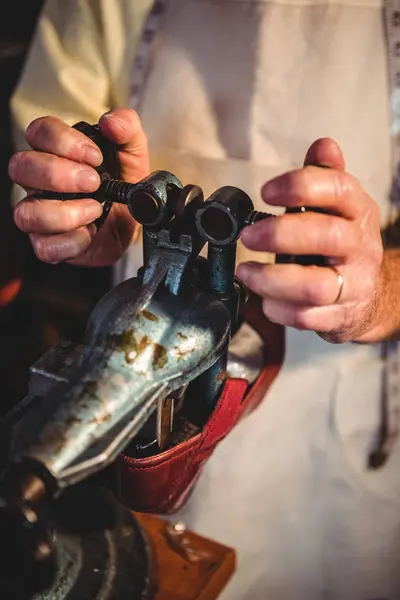 Hands Shoemaker Using Shoe Stretcher Machine Workshop — Stock Photo, Image