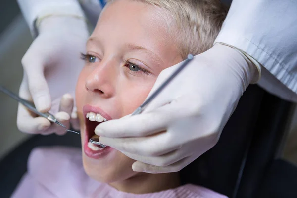 Dentiste Examinant Jeune Patient Avec Des Outils Clinique Dentaire — Photo