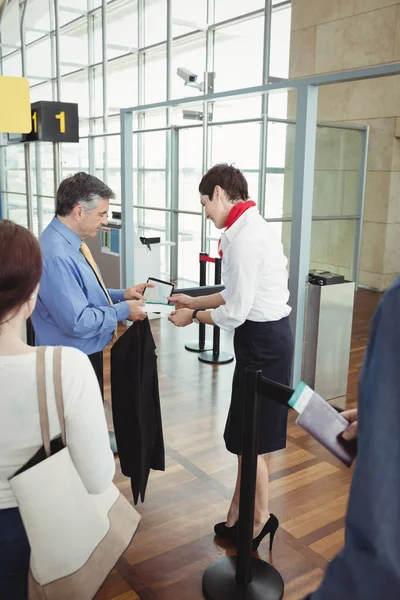 商人在机场值机柜台出示登机牌 — 图库照片