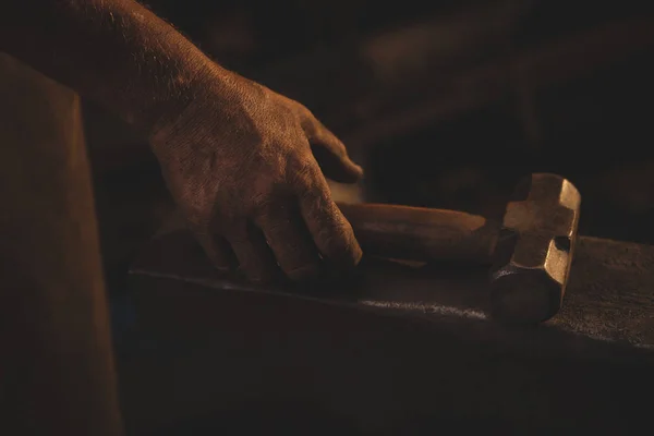 Mano Herrero Sosteniendo Martillo Taller — Foto de Stock