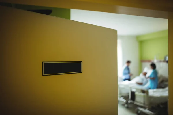 Médico Interactuando Con Paciente Hospital — Foto de Stock