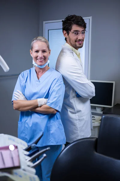 Porträt Eines Lächelnden Zahnarztes Und Einer Zahnarzthelferin Die Rücken Rücken — Stockfoto