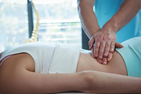 Geschnittenes Bild Eines Männlichen Physiotherapeuten Der Patientin Der Klinik Rückenmassage — Stockfoto