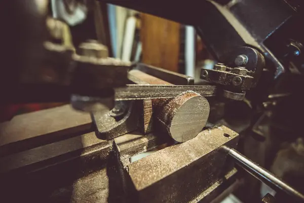 切割木材的机器特写镜头 — 图库照片
