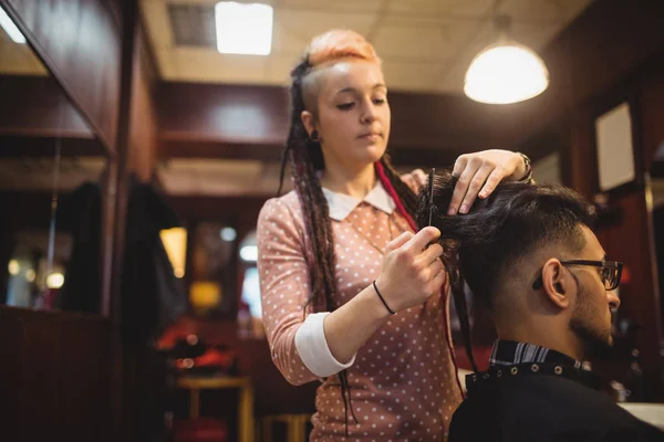 Hombre Que Corta Pelo Peluquería —  Fotos de Stock