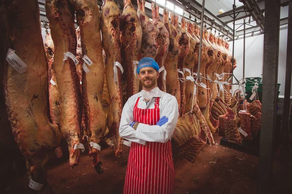 屠夫站 双臂交叉在肉店肉储存室的肖像 — 图库照片