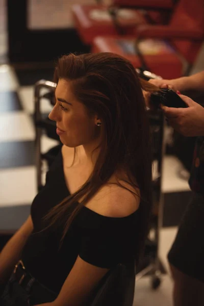 Женщина Выпрямляет Волосы Парикмахерской — стоковое фото