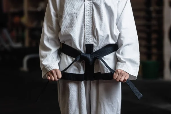 Mittelteil Des Mannes Kimono Karate Steht Fitnessstudio — Stockfoto
