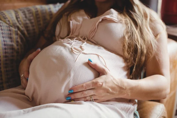 Обрезанный Образ Беременной Женщины Расслабляющий Трогательный Живот Гостиной — стоковое фото
