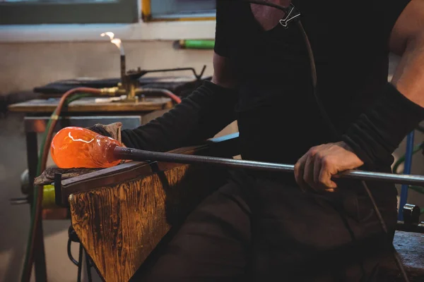 Beskuren Bild Glasblåsaren Forma Glasmassan Pjäs Med Våt Trasa Glasblåsning — Stockfoto