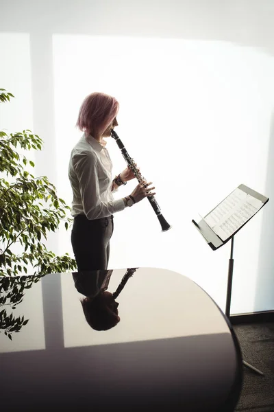 Attentive Woman Playing Clarinet Music School — Stock Photo, Image