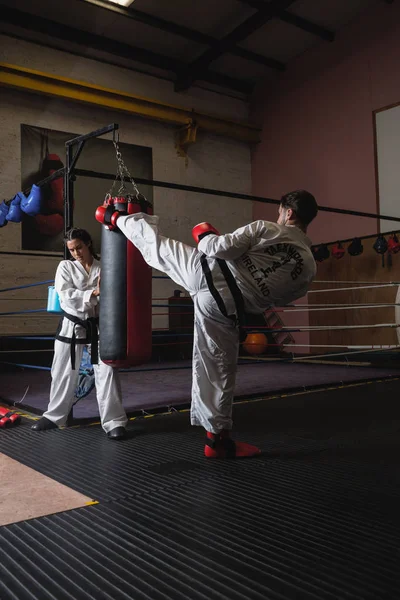 Hombre Mujer Practicando Karate Con Saco Boxeo Estudio —  Fotos de Stock