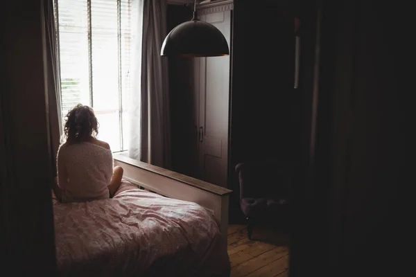 Bakifrån Kvinnan Sitter Sängen Och Tittar Genom Fönstret Morgonen — Stockfoto