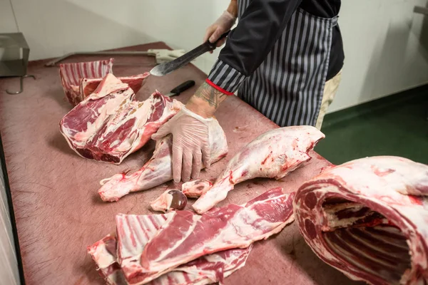 Butcher Cutting Ribs Pork Carcass Butchers Shop — Stock Photo, Image