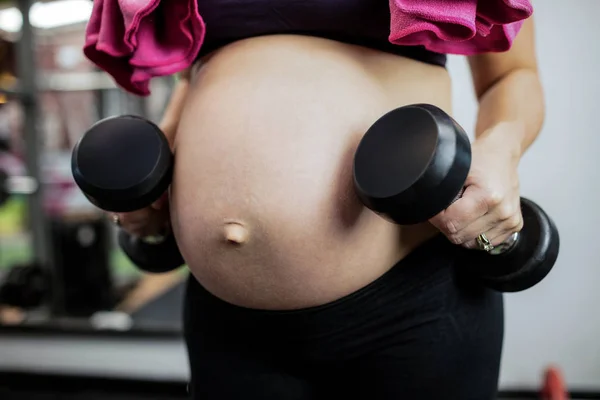 Sección Media Mujer Embarazada Levantando Pesas Gimnasio — Foto de Stock