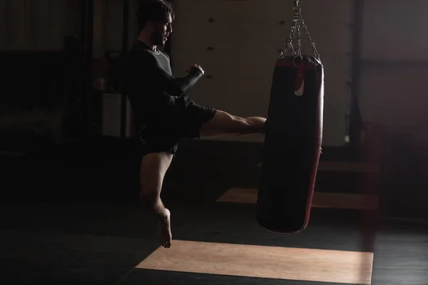 Vista Lateral Boxer Praticando Boxe Com Saco Perfuração Estúdio Fitness — Fotografia de Stock