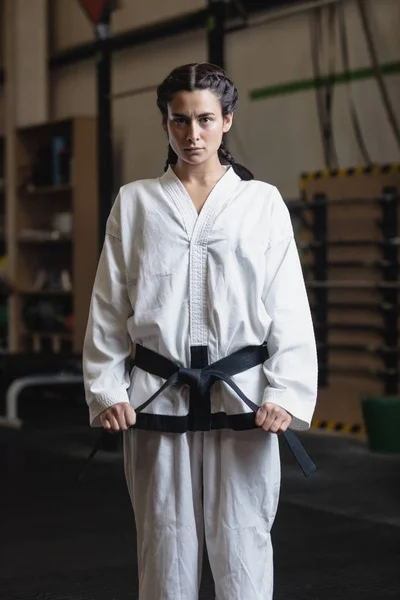 Πορτραίτο Γυναίκας Στο Karategi Στο Γυμναστήριο — Φωτογραφία Αρχείου