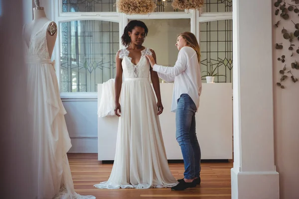 Mulher Tentando Vestido Noiva Estúdio Com Ajuda Designer Moda — Fotografia de Stock