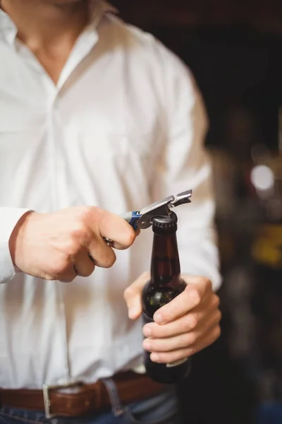 Sección Media Del Camarero Abriendo Una Botella Cerveza Mostrador Del — Foto de Stock