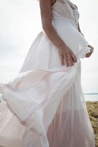 Seção Média Mulher Despreocupada Vestido Branco Campo — Fotografia de Stock