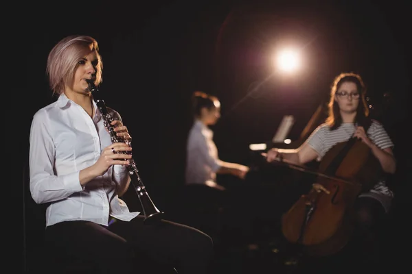 Drie Vrouwelijke Studenten Contrabas Klarinet Piano Spelen Een Studio — Stockfoto