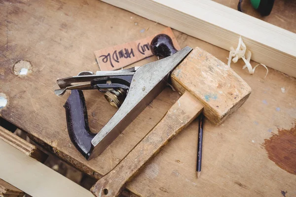 Vliegtuig Van Hand Hamer Houten Plank Bouwwerf — Stockfoto