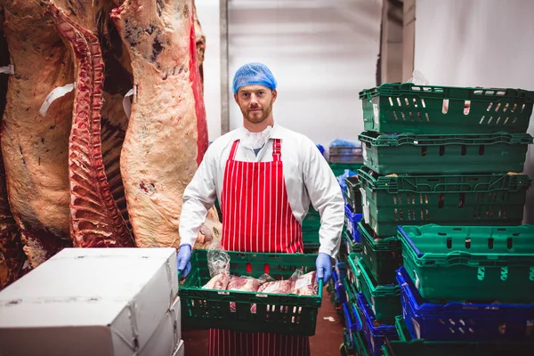 Retrato Del Carnicero Que Lleva Una Caja Carne Roja Almacén — Foto de Stock