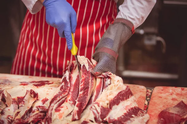 Sección Media Del Carnicero Que Corta Carne Roja Carnicería — Foto de Stock