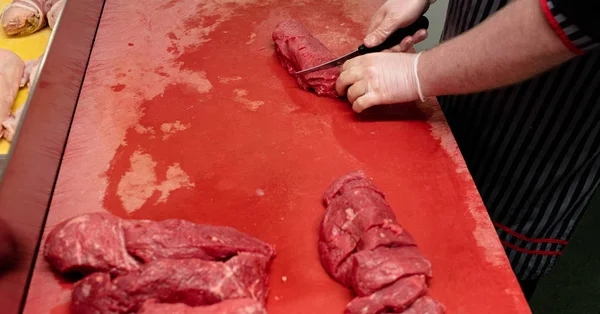 Mãos Açougueiro Cortando Carne Vermelha Açougue — Fotografia de Stock