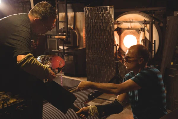 Équipe Souffleurs Verre Façonnant Verre Fondu Usine Soufflage Verre — Photo