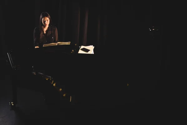 Красива Жінка Грає Піаніно Музичній Студії — стокове фото