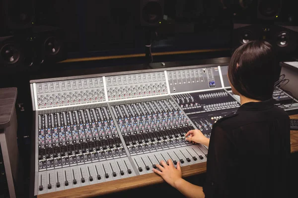 Kvinnlig Student Använder Ljud Mixer Studio — Stockfoto