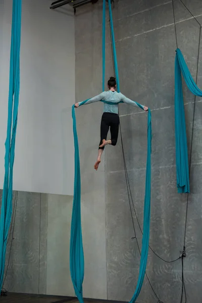 Gymnaste Exerçant Sur Corde Tissu Bleu Dans Studio Fitness — Photo