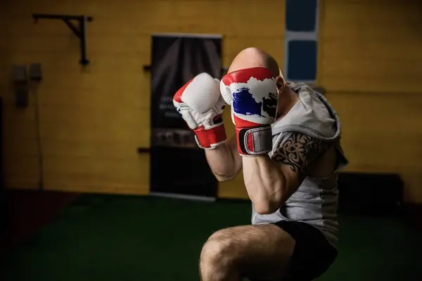Tatuado Tailandês Boxer Praticando Boxe Ginásio — Fotografia de Stock