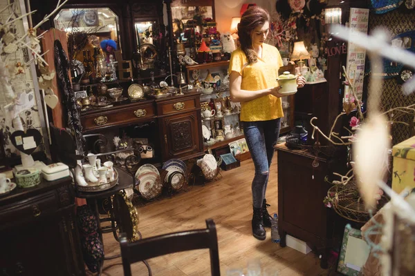 Vrouw Zoek Naar Een Vintage Theepot Antiekwinkel — Stockfoto
