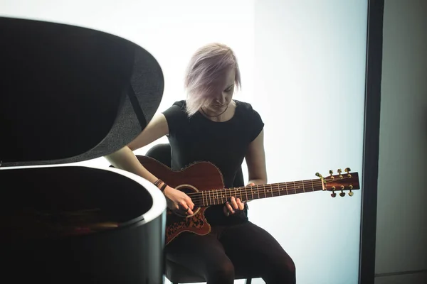 Femme Jouant Guitare École Musique — Photo