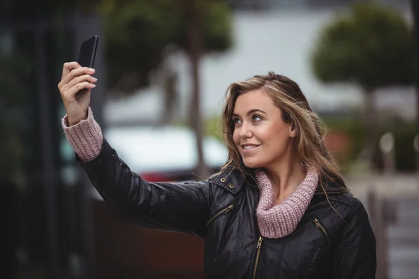 Mulher Bonita Tirando Selfie Por Smartphone Rua — Fotografia de Stock