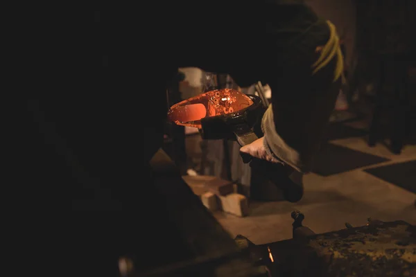 Glassblower Forming Shaping Molten Glass Glassblowing Factory — Stock Photo, Image