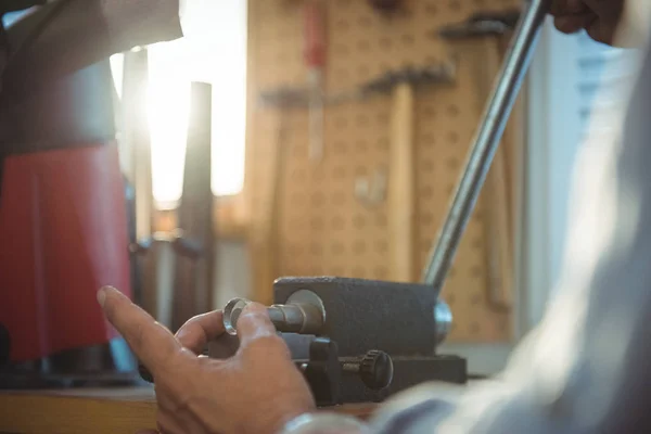 Nahaufnahme Einer Handwerkerin Die Einer Werkstatt Arbeitet — Stockfoto