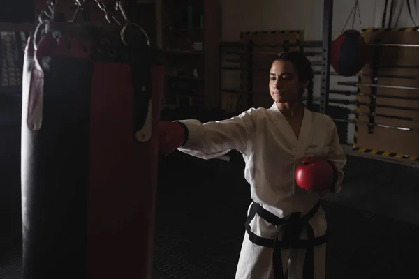 Karate Fitness Salonunda Kum Torbası Ile Pratik Kadın — Stok fotoğraf