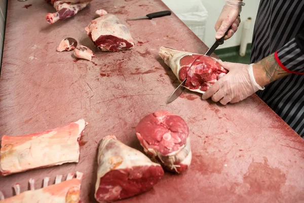 Kasap Kesim Domuz Leşini Kasap Dükkanında Bir Bıçakla Orta Bölümünde — Stok fotoğraf