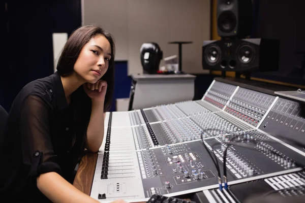 Studente Femminile Utilizzando Mixer Audio Uno Studio — Foto Stock