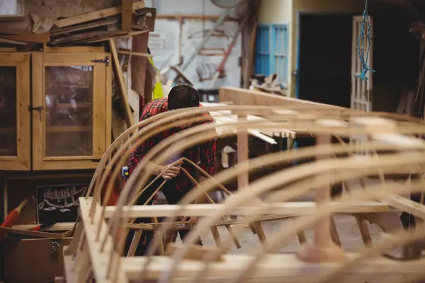 Man Preparing Wooden Boat Frame Boatyard — Stock Photo, Image