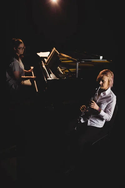 Deux Étudiantes Jouant Clarinette Piano Dans Studio — Photo