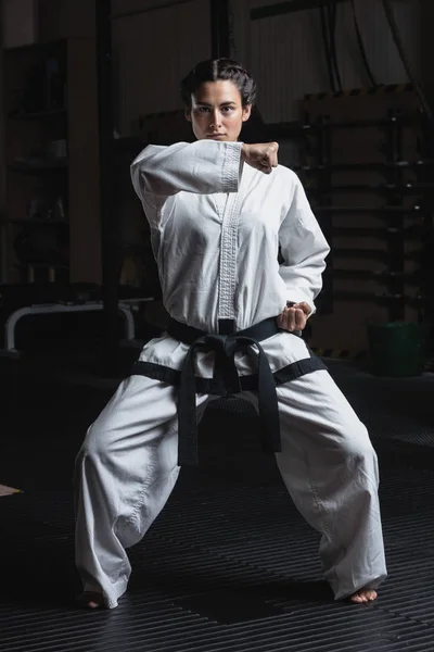Vista Frontale Della Donna Che Pratica Karate Palestra — Foto Stock