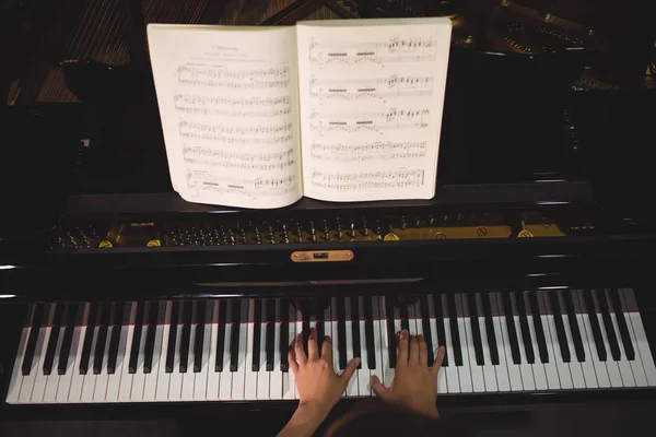 Mãos Estudante Tocar Piano Num Estúdio — Fotografia de Stock