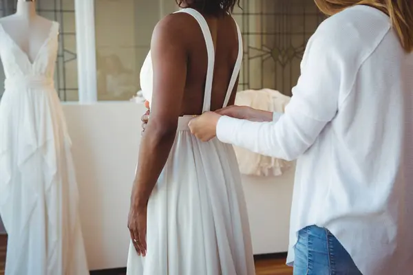 Mujer Probándose Vestido Novia Estudio Con Ayuda Del Diseñador Moda — Foto de Stock