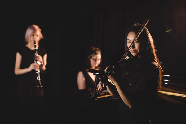 Vrouwen Spelen Verschillende Instrument Muziekschool — Stockfoto