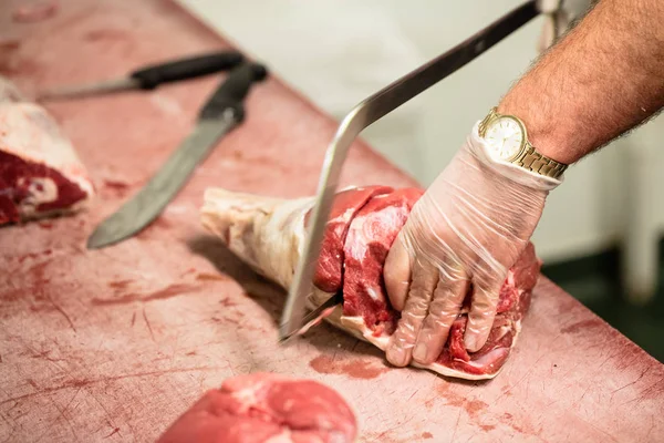 Manos Carnicero Cortando Canal Cerdo Con Una Sierra Carnicería —  Fotos de Stock